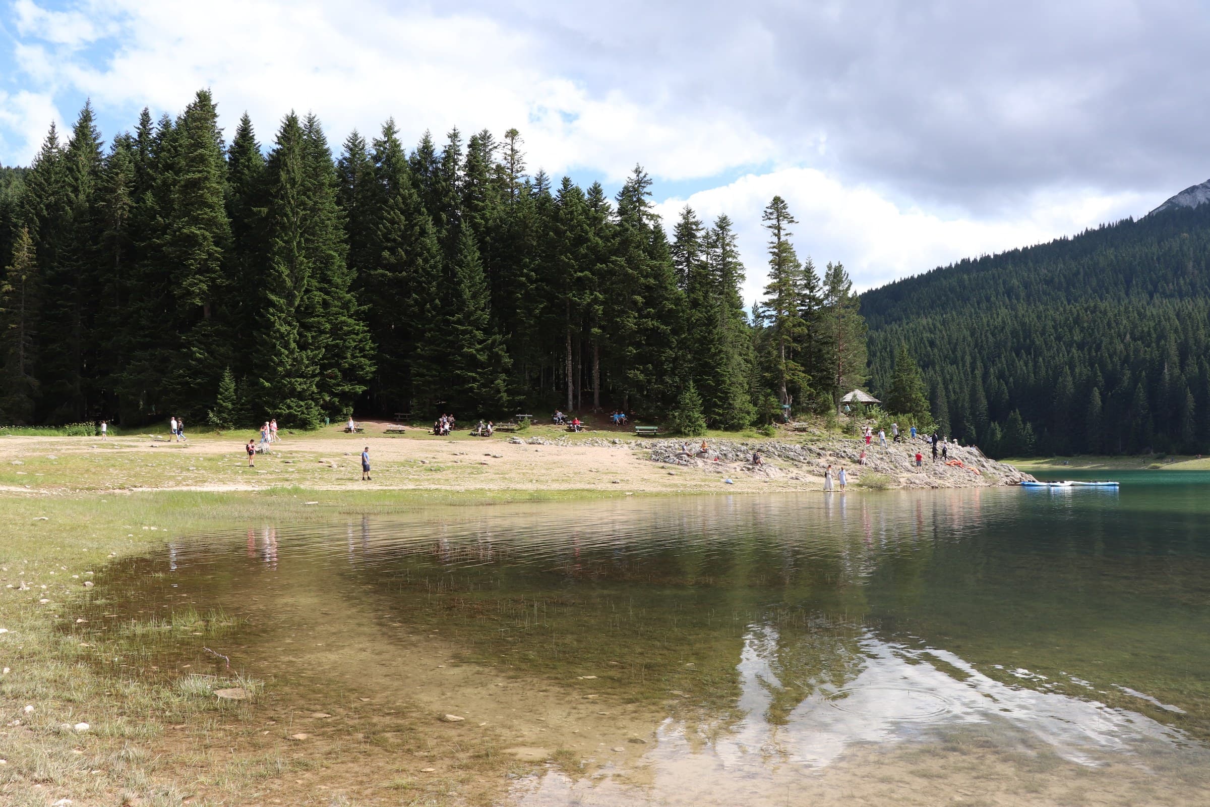 La riva estiva del Crno Jezero