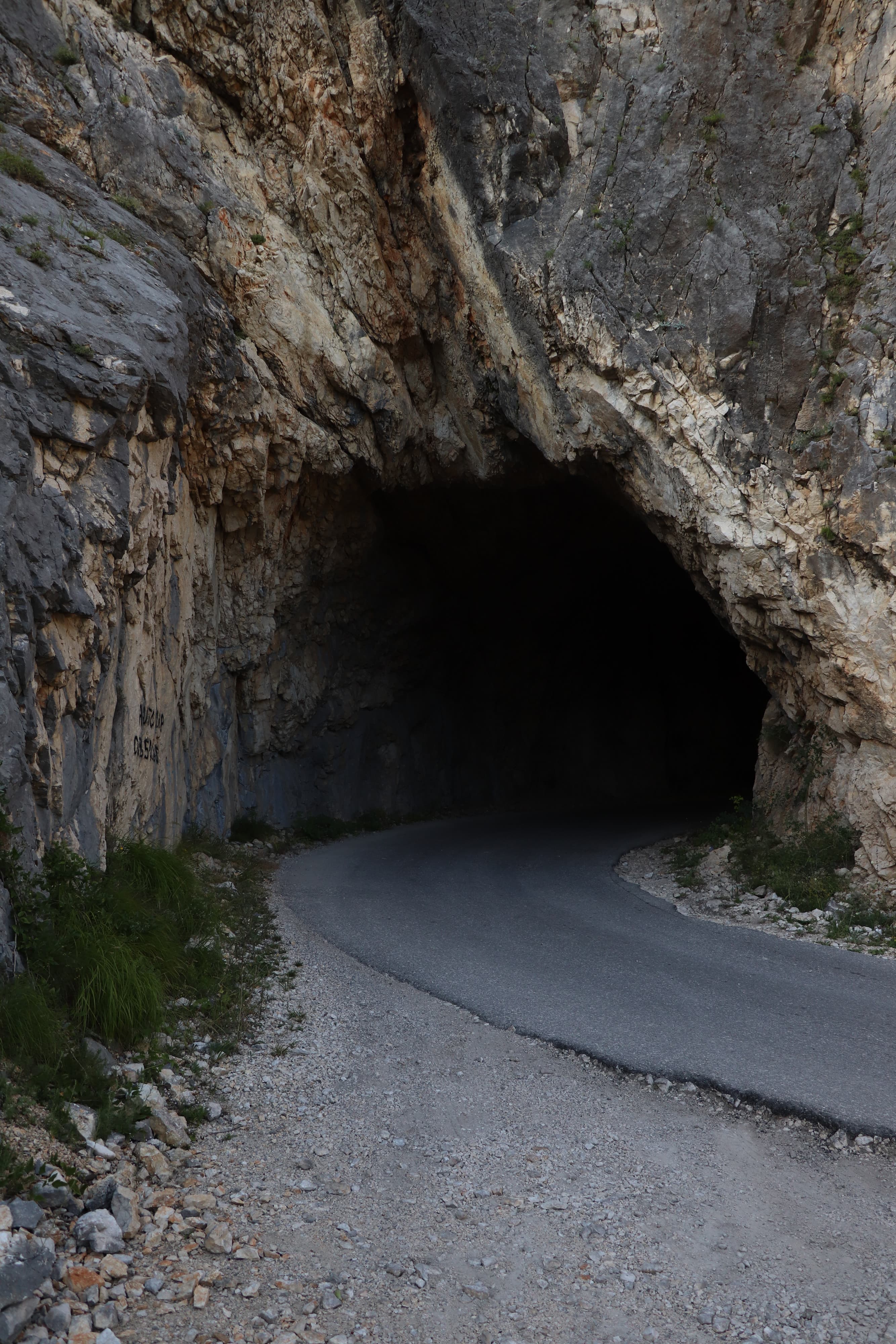 La strada scompare in un tunnel sopra il bacino di Piva