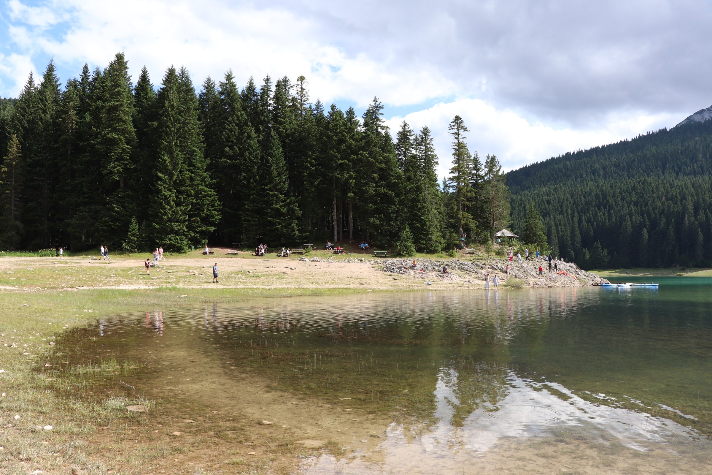 La riva estiva del Crno Jezero