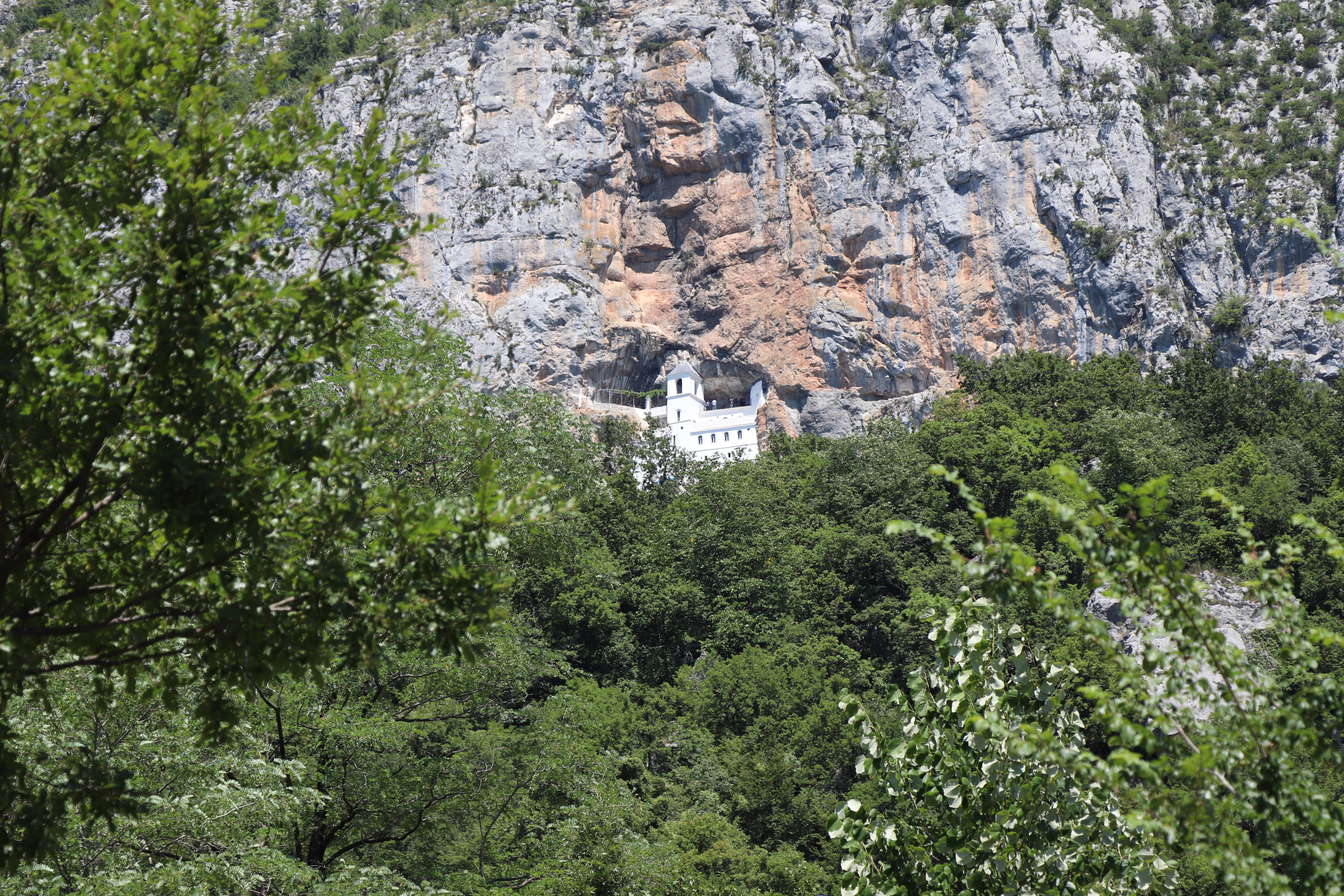 Il monastero di Ostrog costruito nella parete calcarea