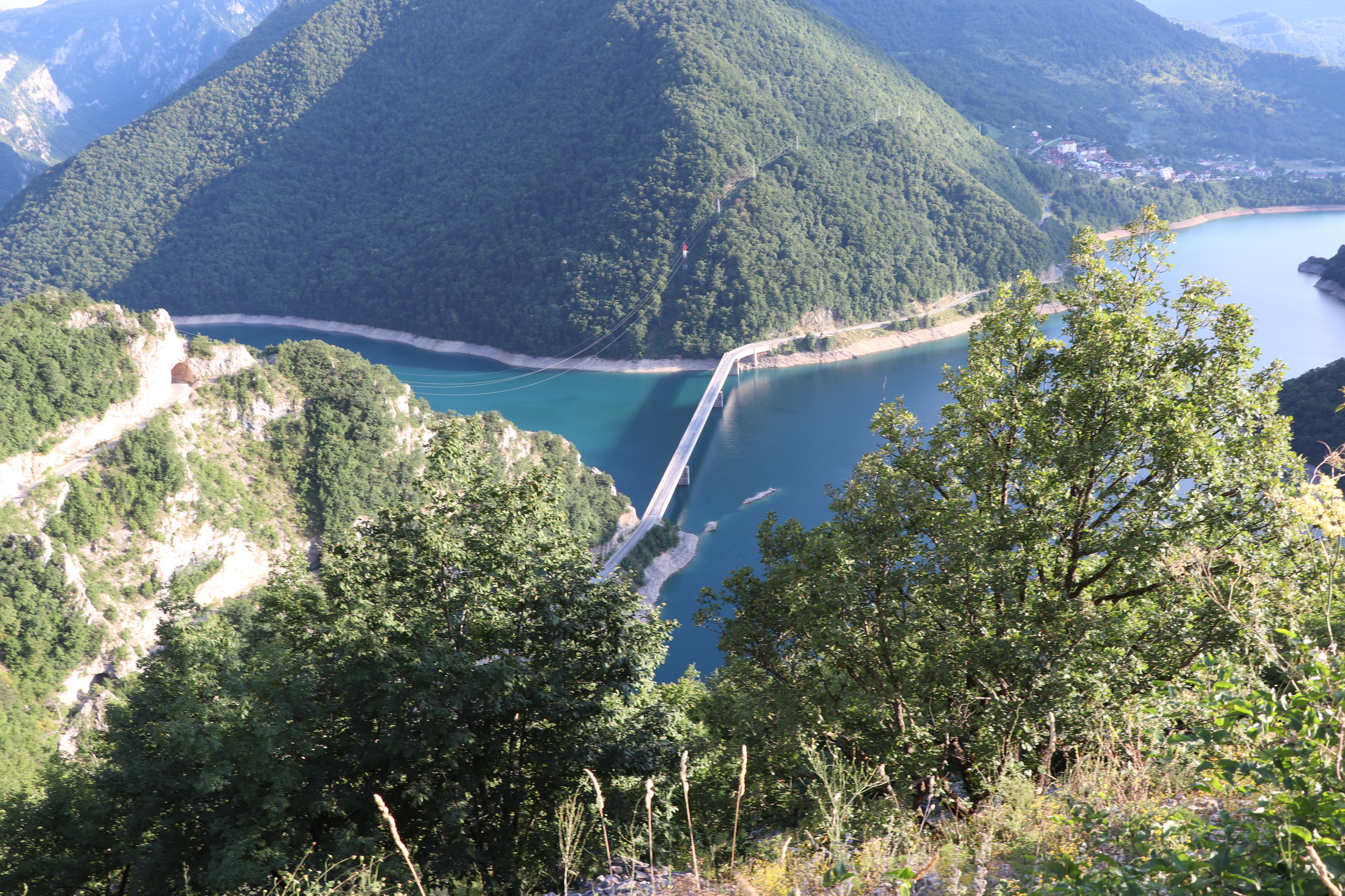Il bacino e la strada come parti di un nuovo paesaggio montano