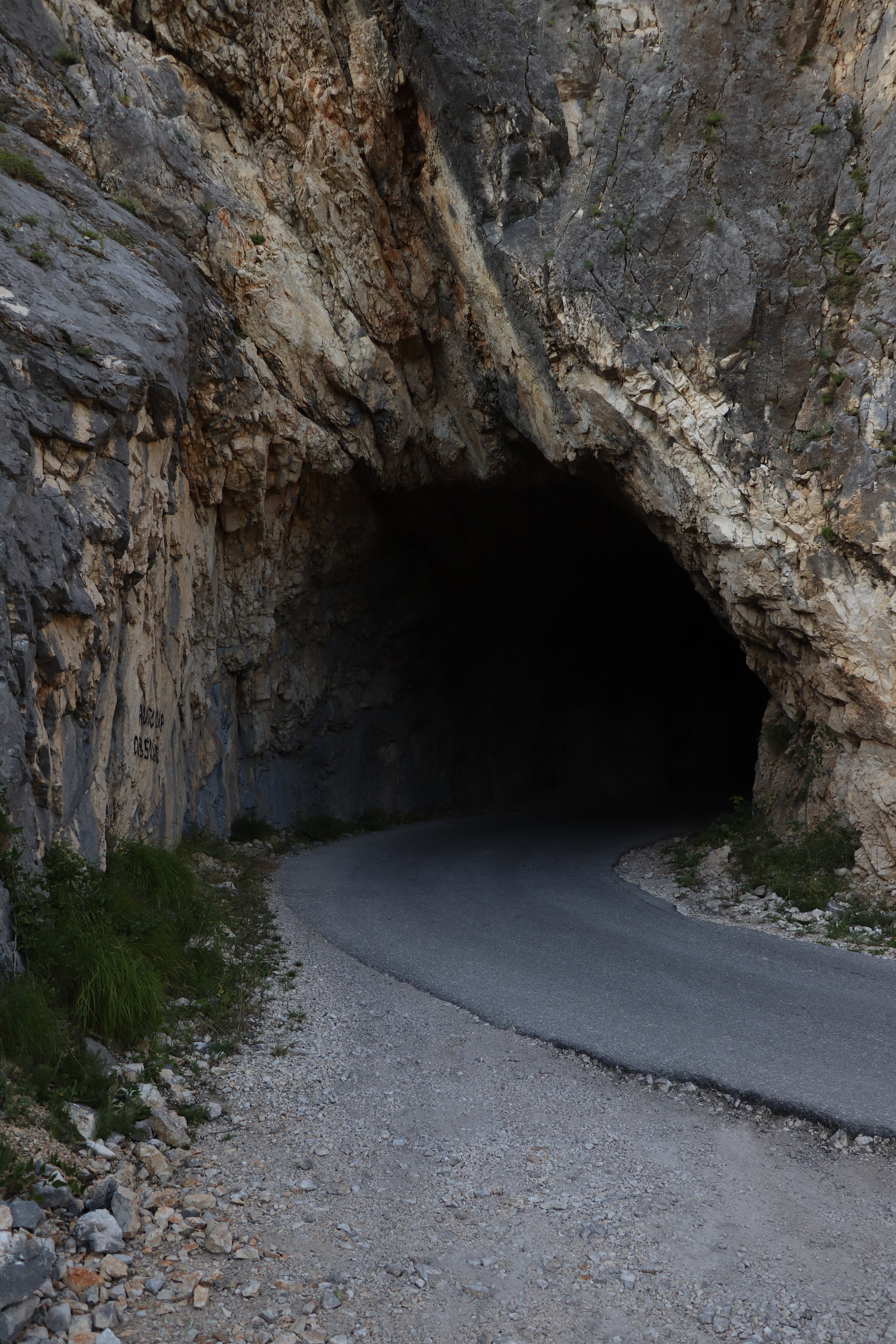 La strada scompare in un tunnel sopra il bacino di Piva
